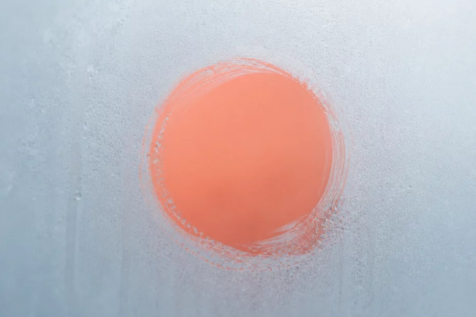Beslagen spiegel met heldere veeg als beeld voor brain fog in de overgang