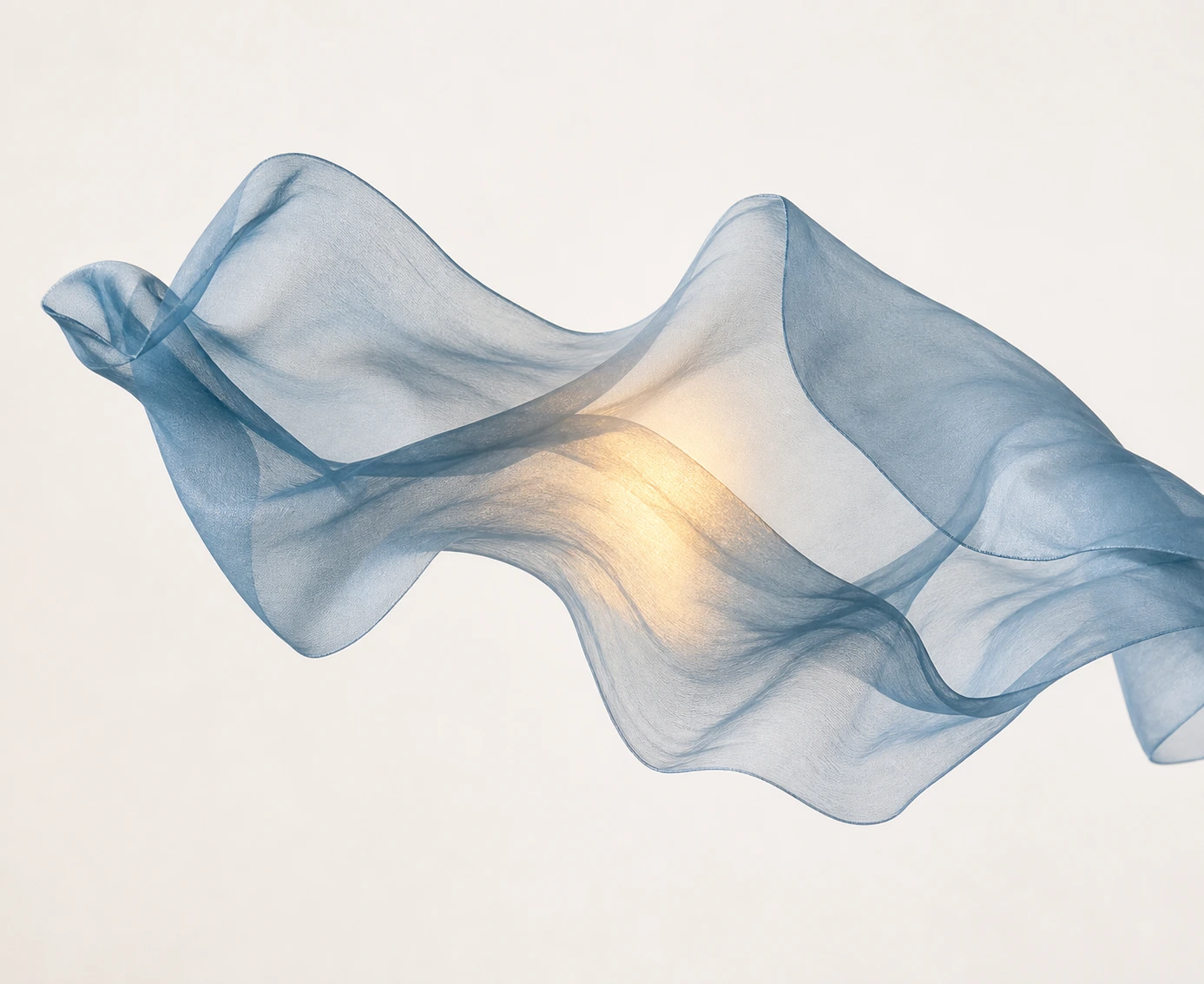 Blauwe sluier met warme lichtplek als beeld voor mentale mist en focus