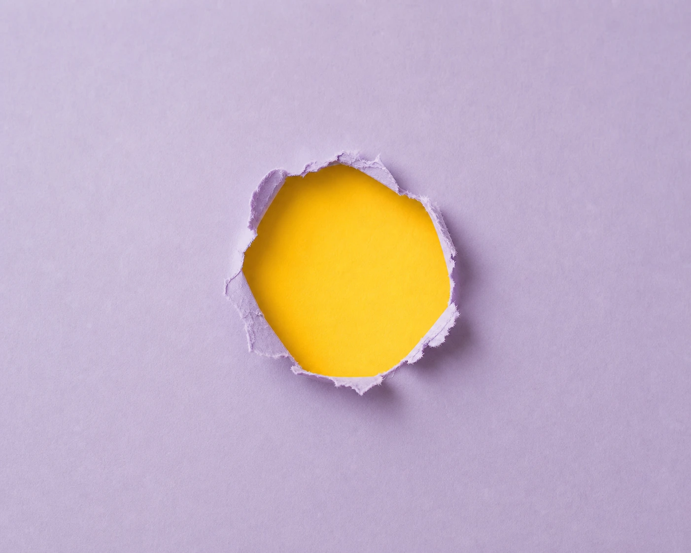 Lavendel papier met gele opening als beeld voor helderheid door brain fog heen