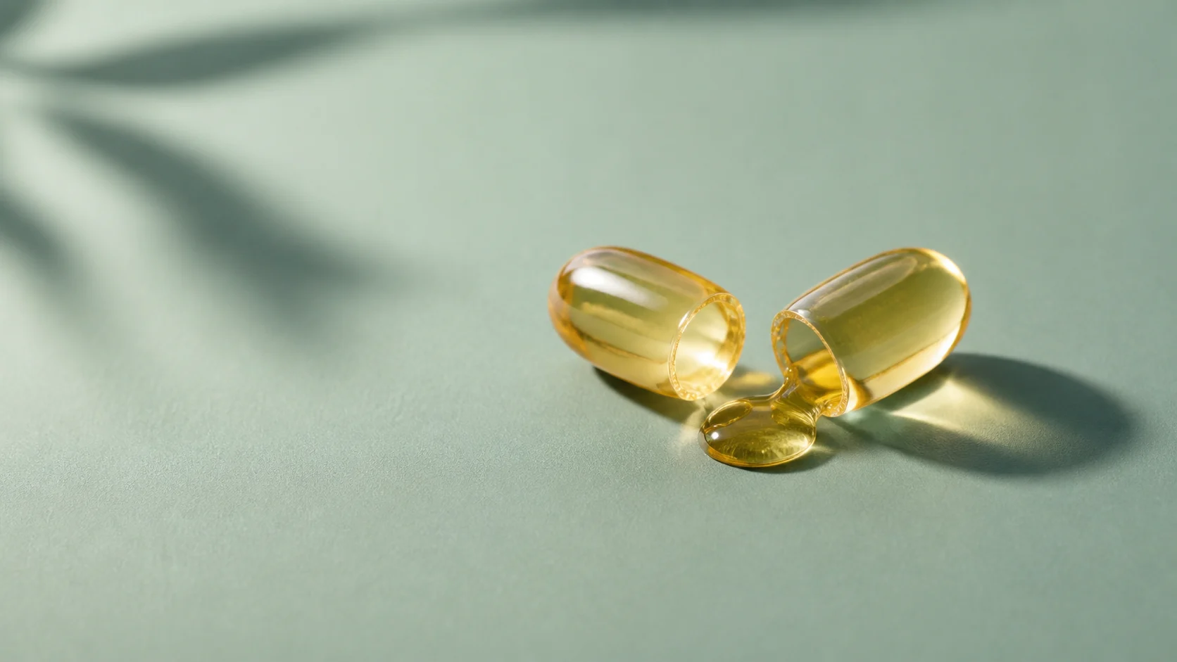Open amberkleurige omega 3 capsule met gouden oliedruppel als beeld voor visolie kwaliteit